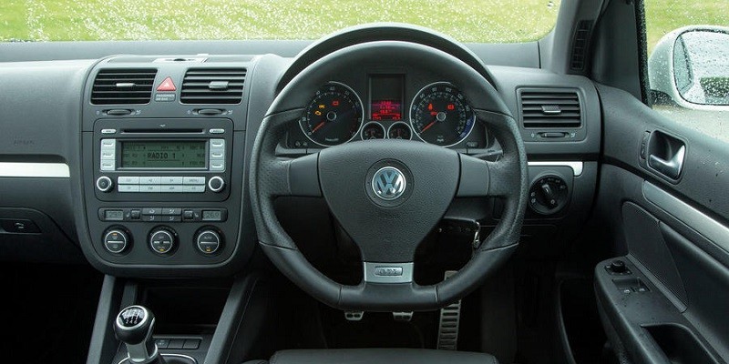 VW Golf MK5 (Volante a la derecha)