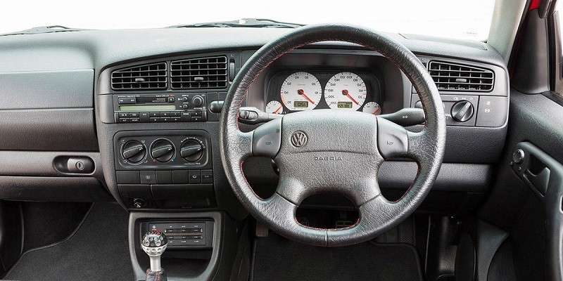 VW Golf MK3 (Volante a la derecha)